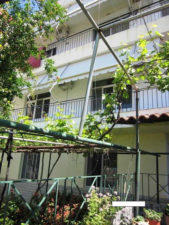 Guest House And Tavern Leo Саранде Екстериор снимка