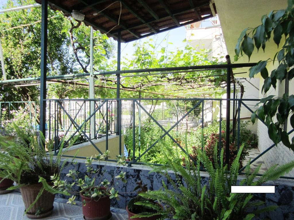 Guest House And Tavern Leo Саранде Екстериор снимка