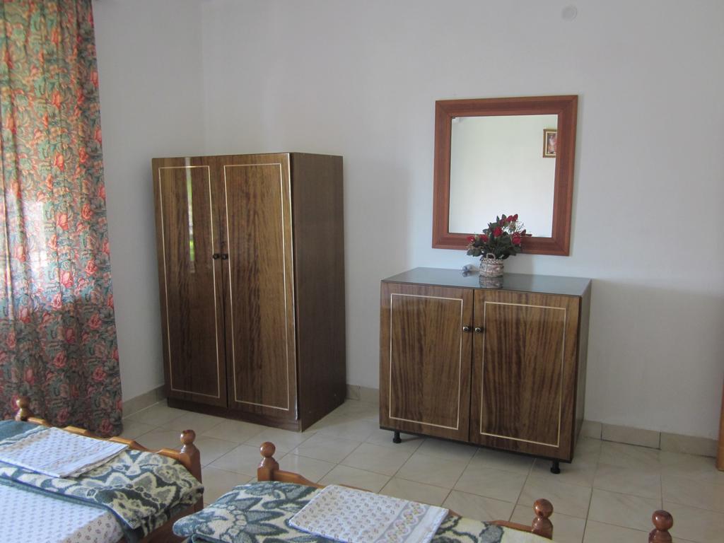 Guest House And Tavern Leo Саранде Екстериор снимка