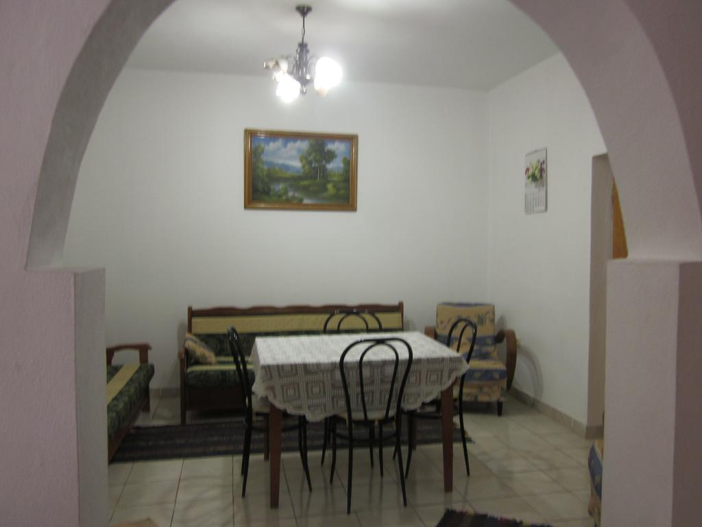 Guest House And Tavern Leo Саранде Екстериор снимка
