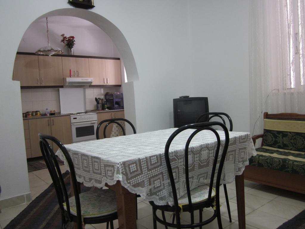 Guest House And Tavern Leo Саранде Екстериор снимка